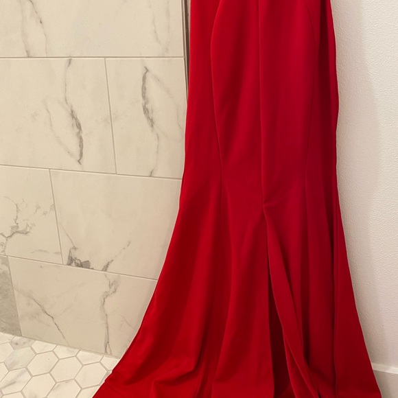 Windsor NWT Sweatheart Gown with Slit in Red - Picture 5 of 8